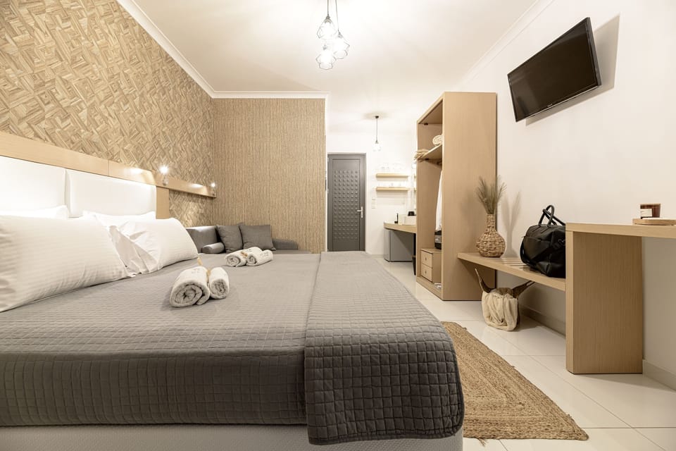 Studio, Pool View | In-room safe, blackout drapes, iron/ironing board, free WiFi