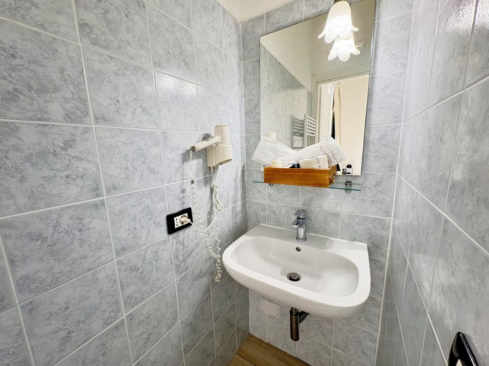Double Room | Bathroom | Shower, free toiletries, hair dryer, slippers