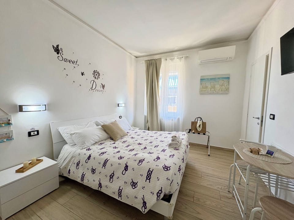 Double Room | In-room safe, desk, free WiFi, bed sheets