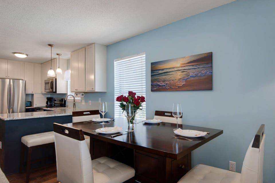 Table Dining for (4) w/ Counter Seating for (2)