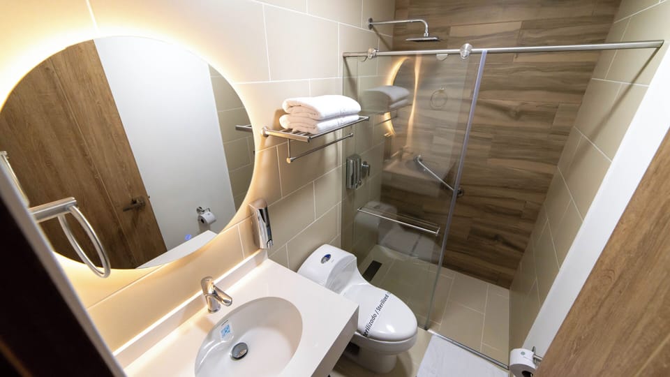 Superior Single Room | Bathroom | Shower, rainfall showerhead, free toiletries, towels