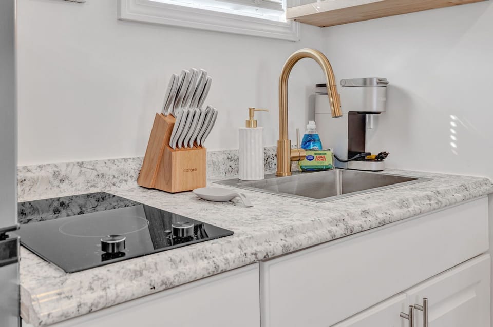 Family Duplex | Private kitchen | Microwave, coffee/tea maker, toaster, cookware/dishes/utensils