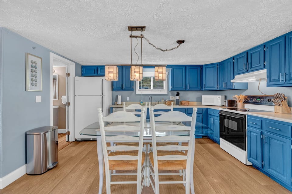 Family Duplex | Private kitchen | Microwave, coffee/tea maker, toaster, cookware/dishes/utensils