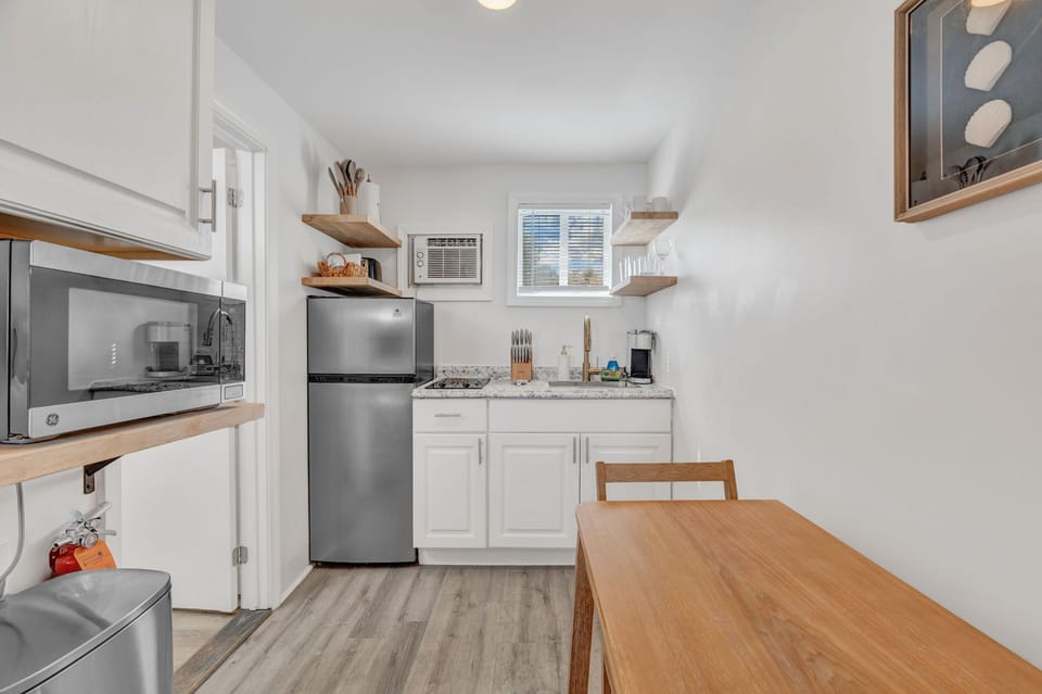 Premier Room, Multiple Beds, Kitchenette, Ocean View | Private kitchenette | Microwave, coffee/tea maker, toaster, cookware/dishes/utensils