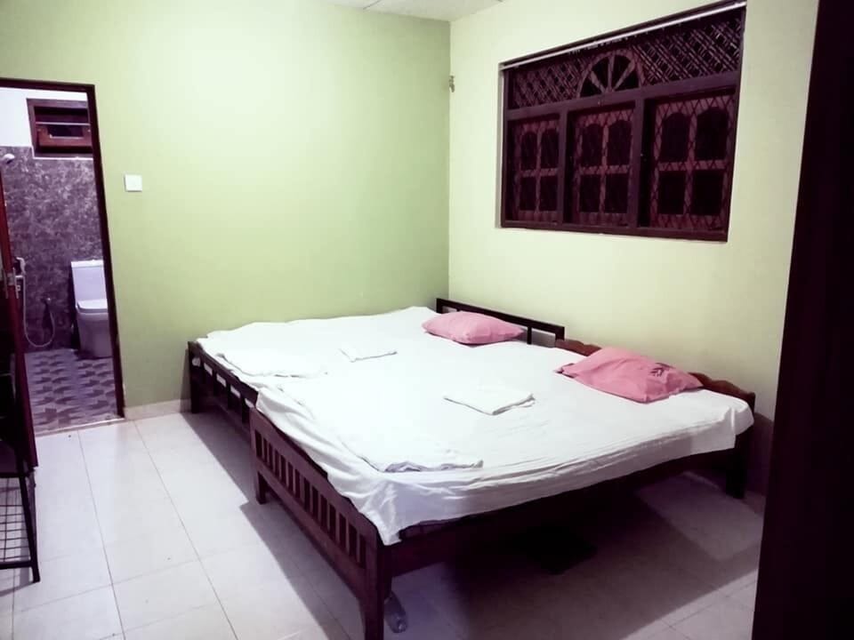 Basic Room | Bathroom | Shower, slippers, towels