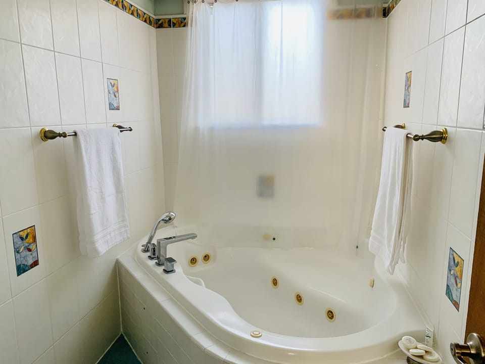 BLUE HOUSE Bed and Breakfast in North Bay Village