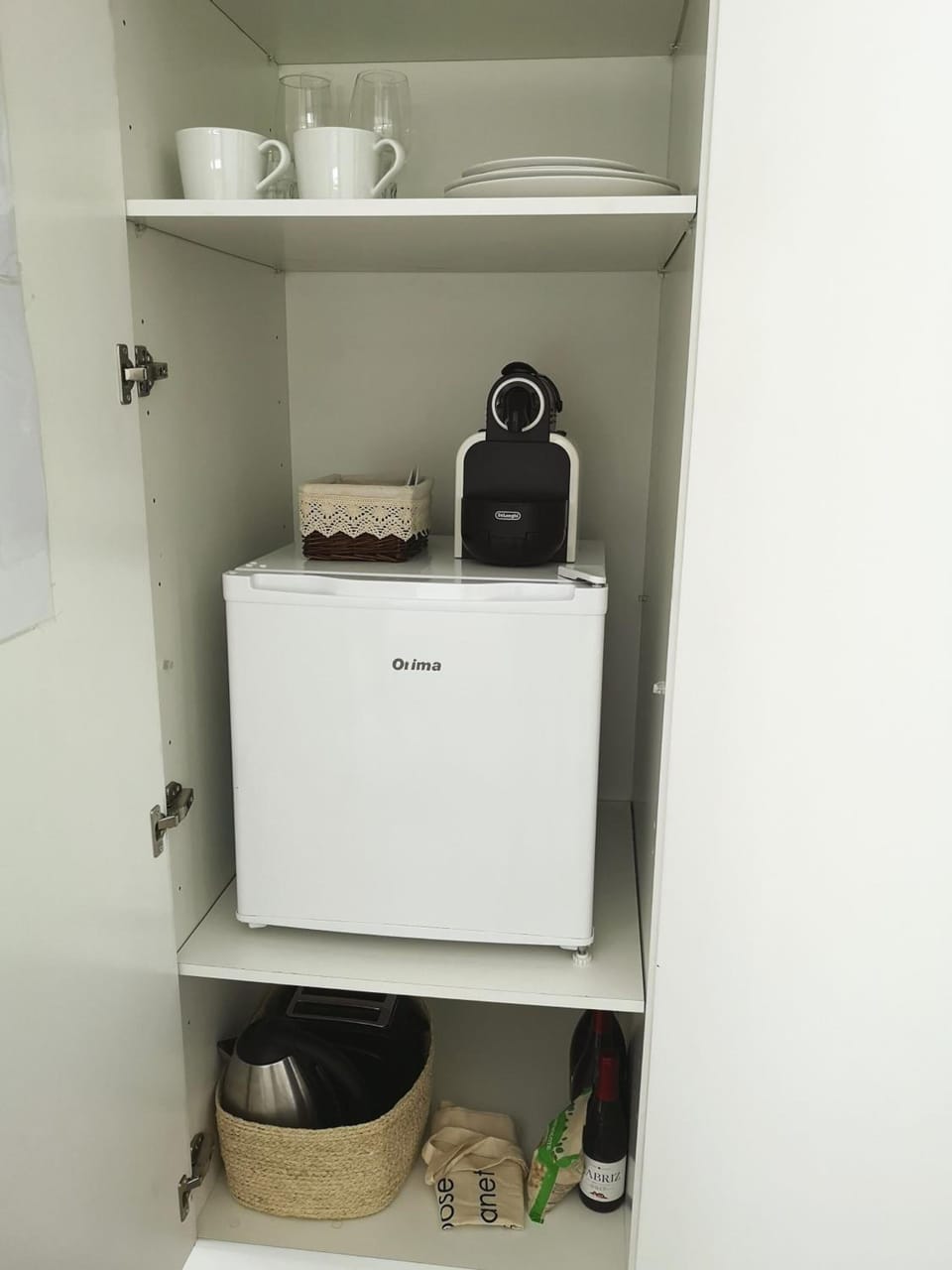 Fridge, microwave, espresso maker, coffee/tea maker