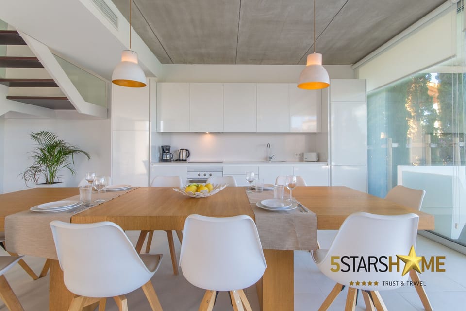 Fully equipped open kitchen with large dining table