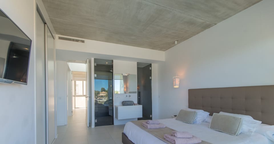 Double bedroom with bathroom in suite