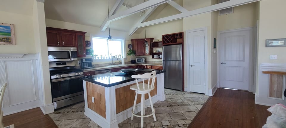 Deluxe Studio Suite, Multiple Beds, Kitchen, Ocean View | Private kitchen | Shared fridge, shared microwave, paper towels