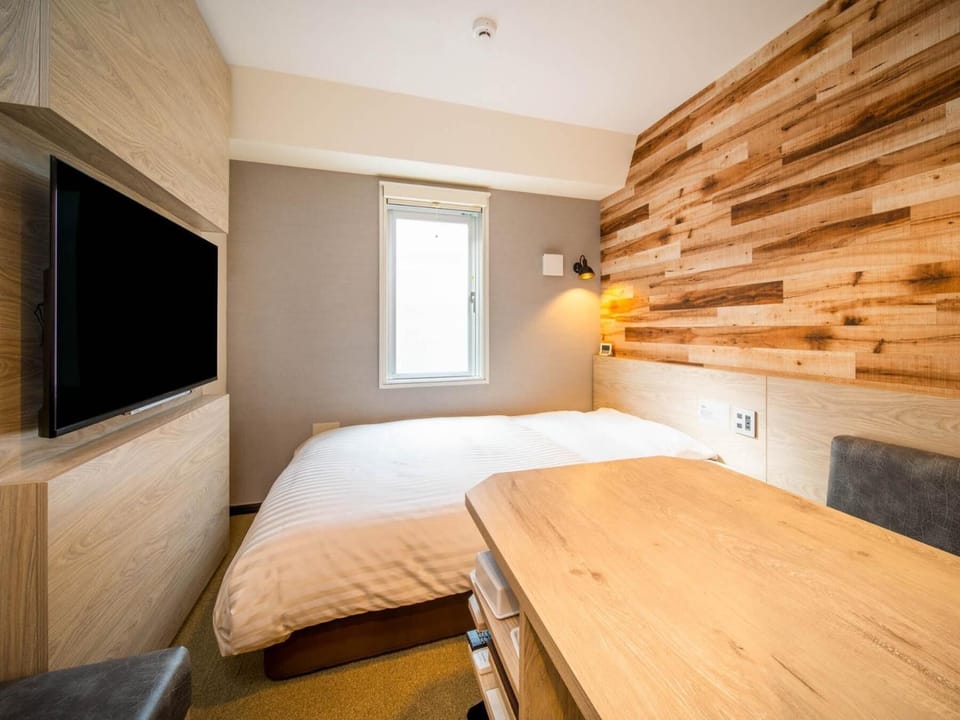Desk, soundproofing, free WiFi, bed sheets
