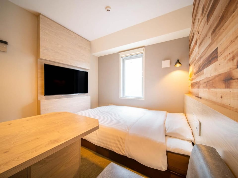 Desk, soundproofing, free WiFi, bed sheets