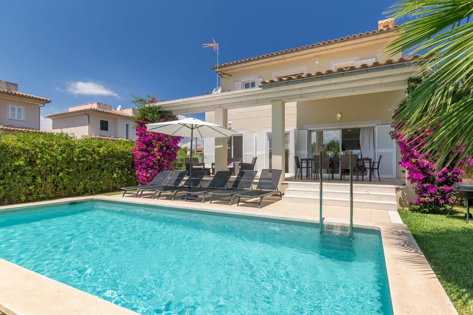 Beautiful villa with swimming pool