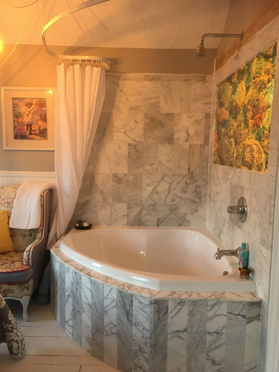 Taffy Art Room | Bathroom | Hair dryer, bathrobes, towels, soap