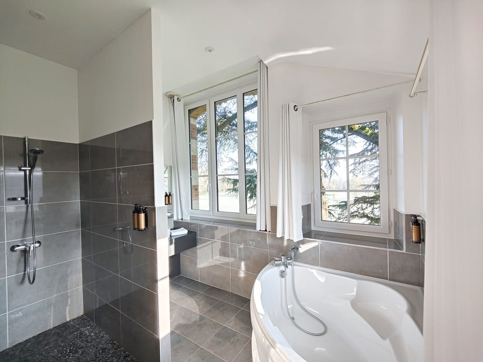 Superior Room, Annex Building | Bathroom | Hair dryer, towels, soap, shampoo