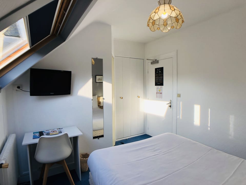 Economy Double Room | Desk, iron/ironing board, free cribs/infant beds, rollaway beds