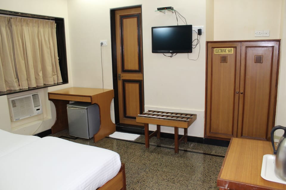 In-room safe, desk, laptop workspace, blackout drapes