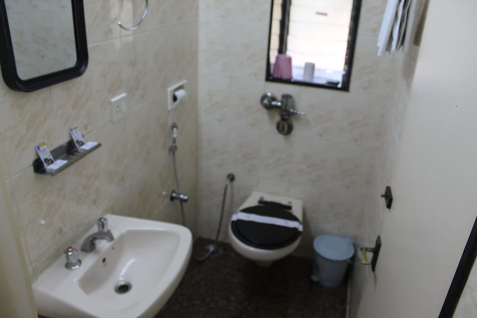 Standard Room | Bathroom | Shower, rainfall showerhead, hair dryer, towels