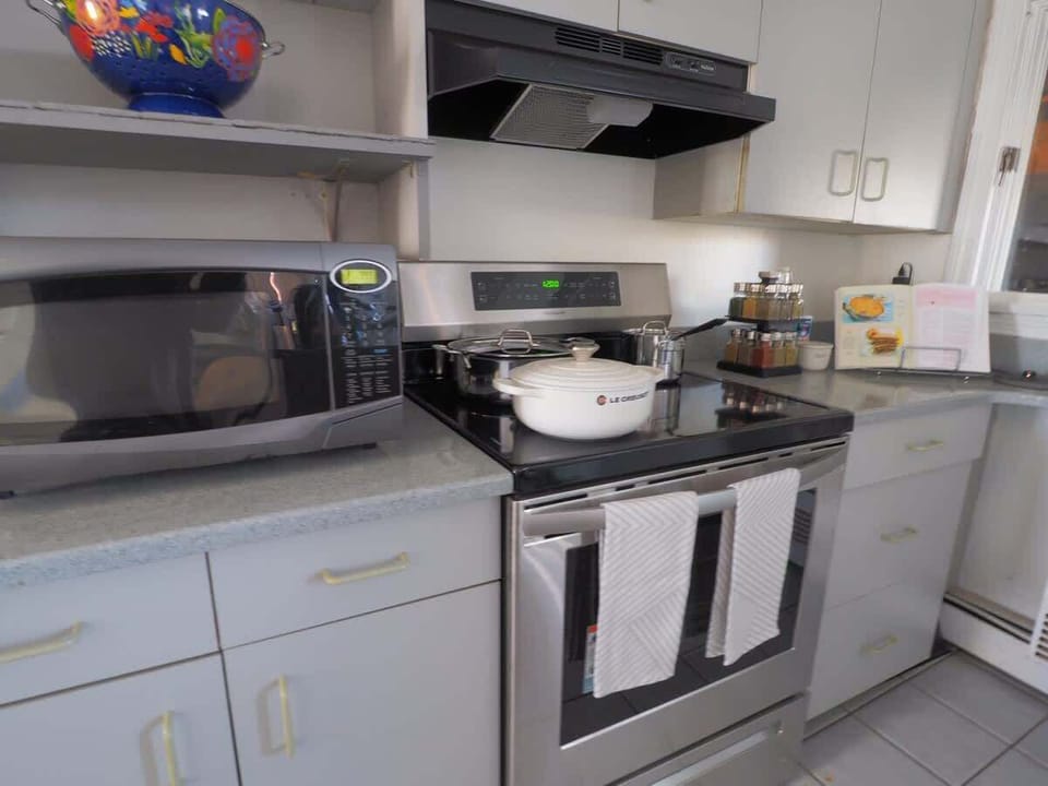 Cook like a chef! Cook with premium cookware like Le Creuset and All-Clad pots and pans on a brand new induction oven!