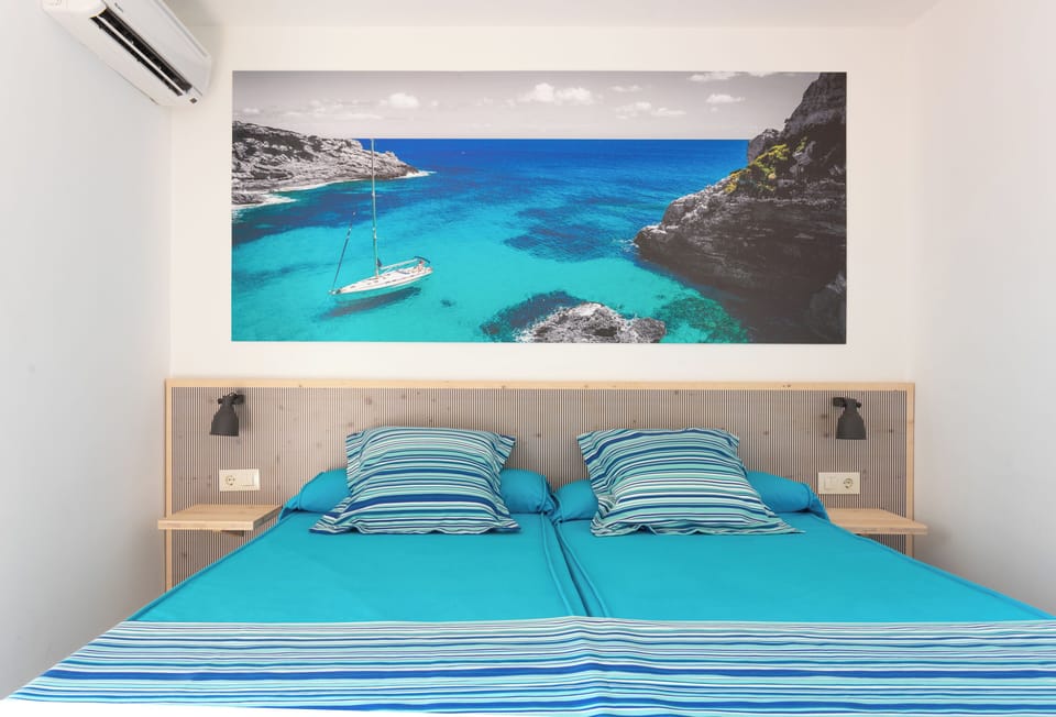 Standard Twin Room | Minibar, in-room safe, iron/ironing board (on request), WiFi (free)