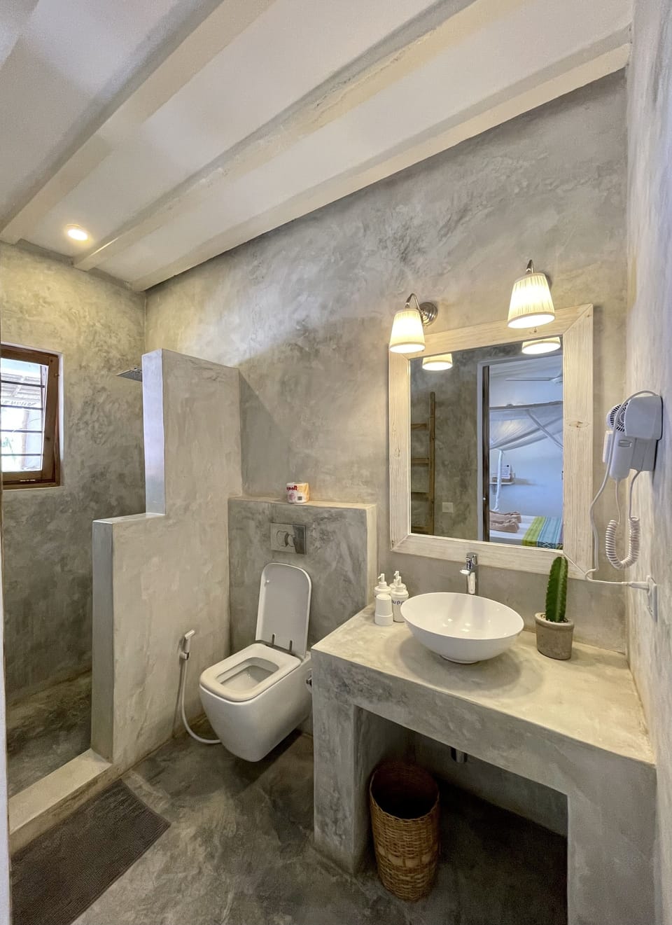 Deluxe Double Room | Bathroom | Shower, rainfall showerhead, free toiletries, hair dryer