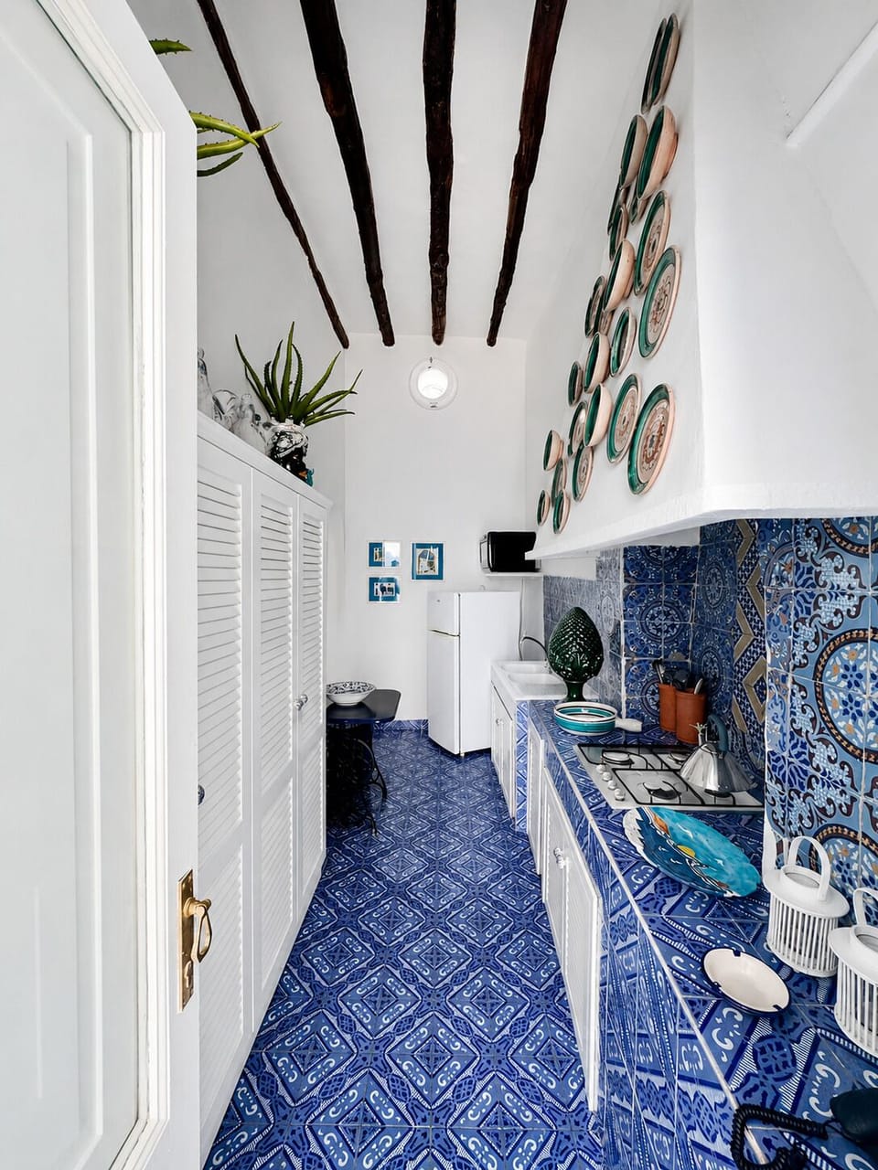 Deluxe Apartment, 2 Bedrooms, 2 Bathrooms, Sea View | Private kitchen | Full-size fridge, microwave, oven, stovetop