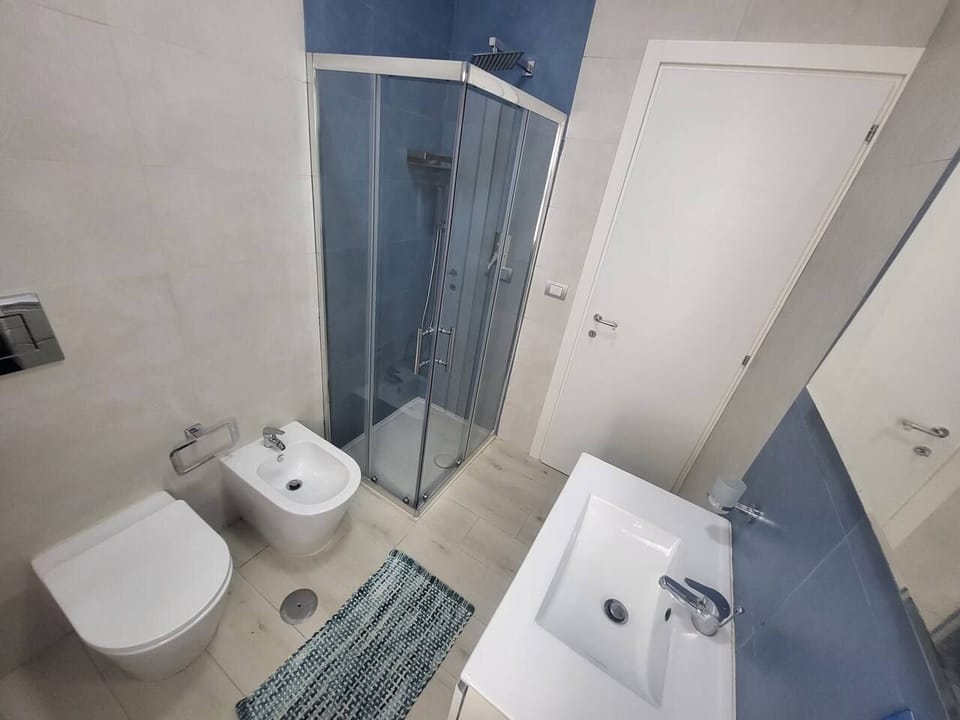 Bagno completo con doccia, bidet