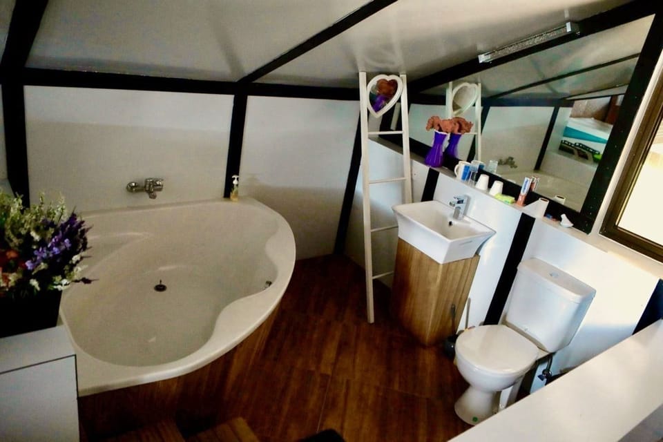 Family Suite (Orchid Suite) | Bathroom | Separate tub and shower, deep soaking tub, free toiletries, hair dryer