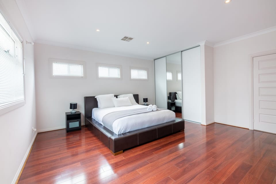 Upstairs Master Spacious king bed with ensuite and BIR. Aircon