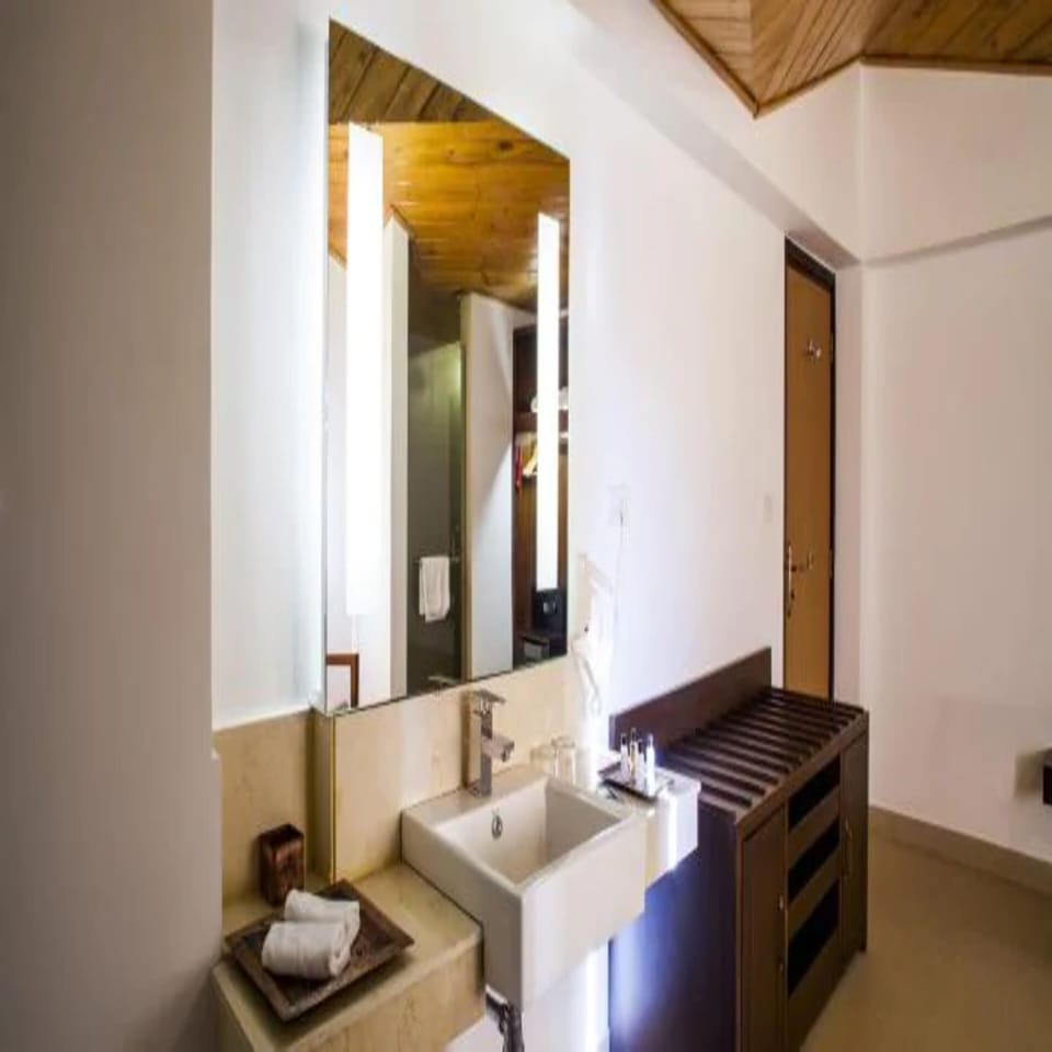 Shower, rainfall showerhead, free toiletries, hair dryer