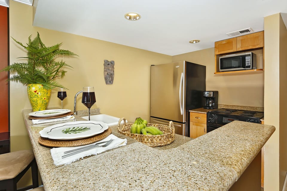 Full Kitchen (no dishwasher)
