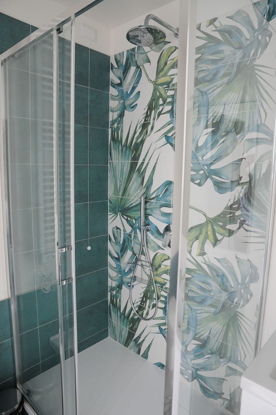 Deluxe Room, Balcony, City View | Bathroom | Shower, rainfall showerhead, free toiletries, hair dryer