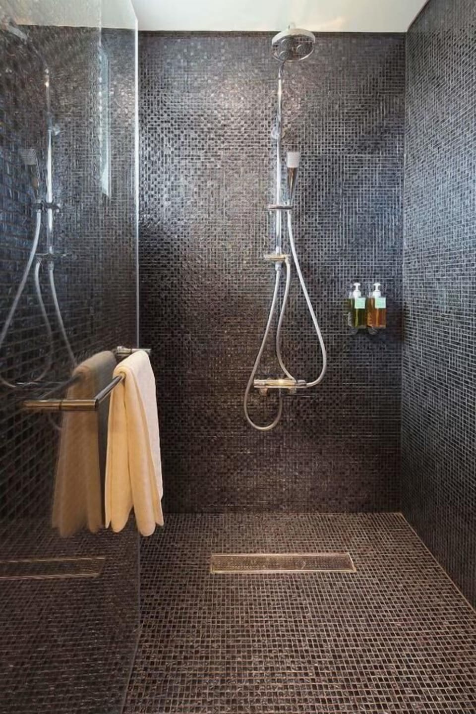 Rainfall showerhead, free toiletries, hair dryer, slippers