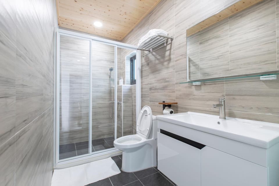 Panoramic Quadruple Room | Bathroom | Shower, free toiletries, hair dryer, slippers