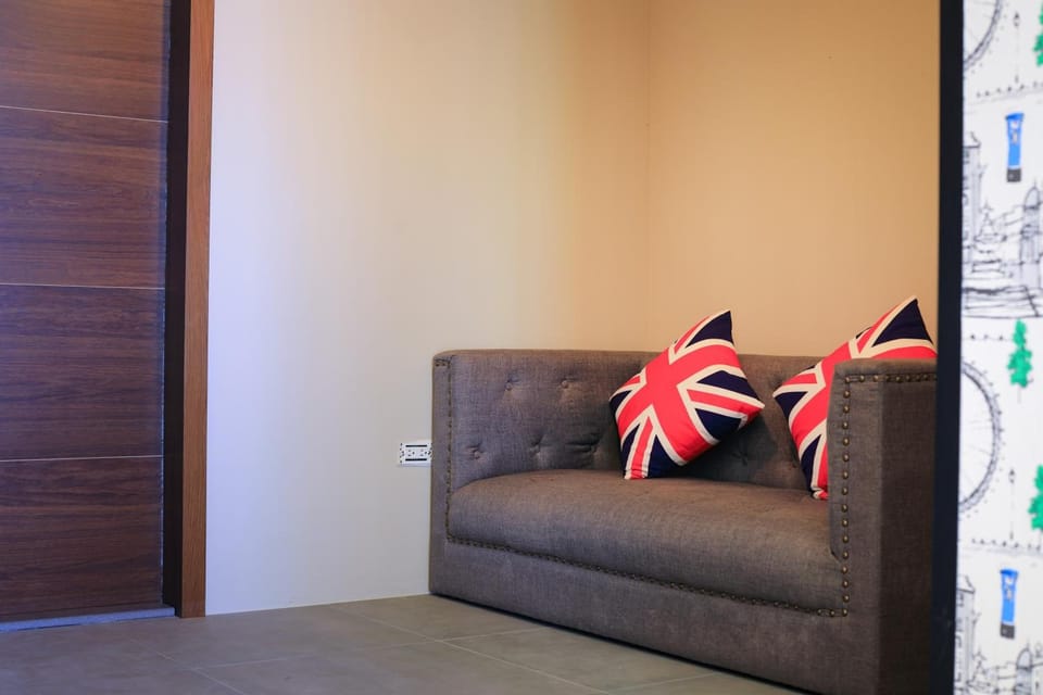 Panoramic Quadruple Room | Living room | Flat-screen TV