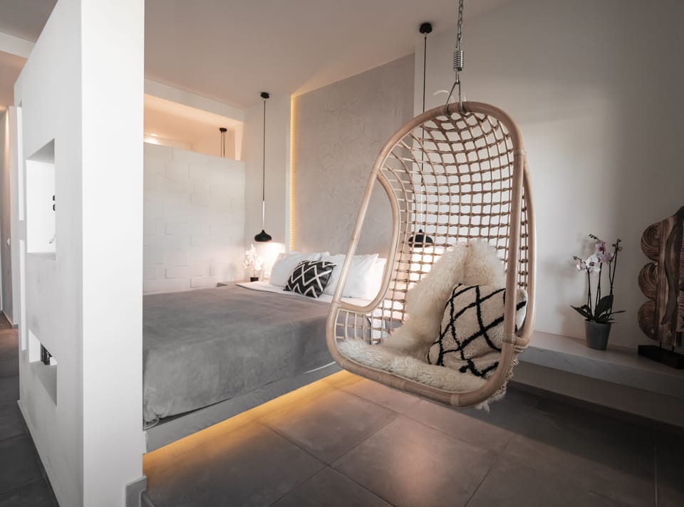 Design Suite, City View | Premium bedding, minibar, in-room safe, individually decorated