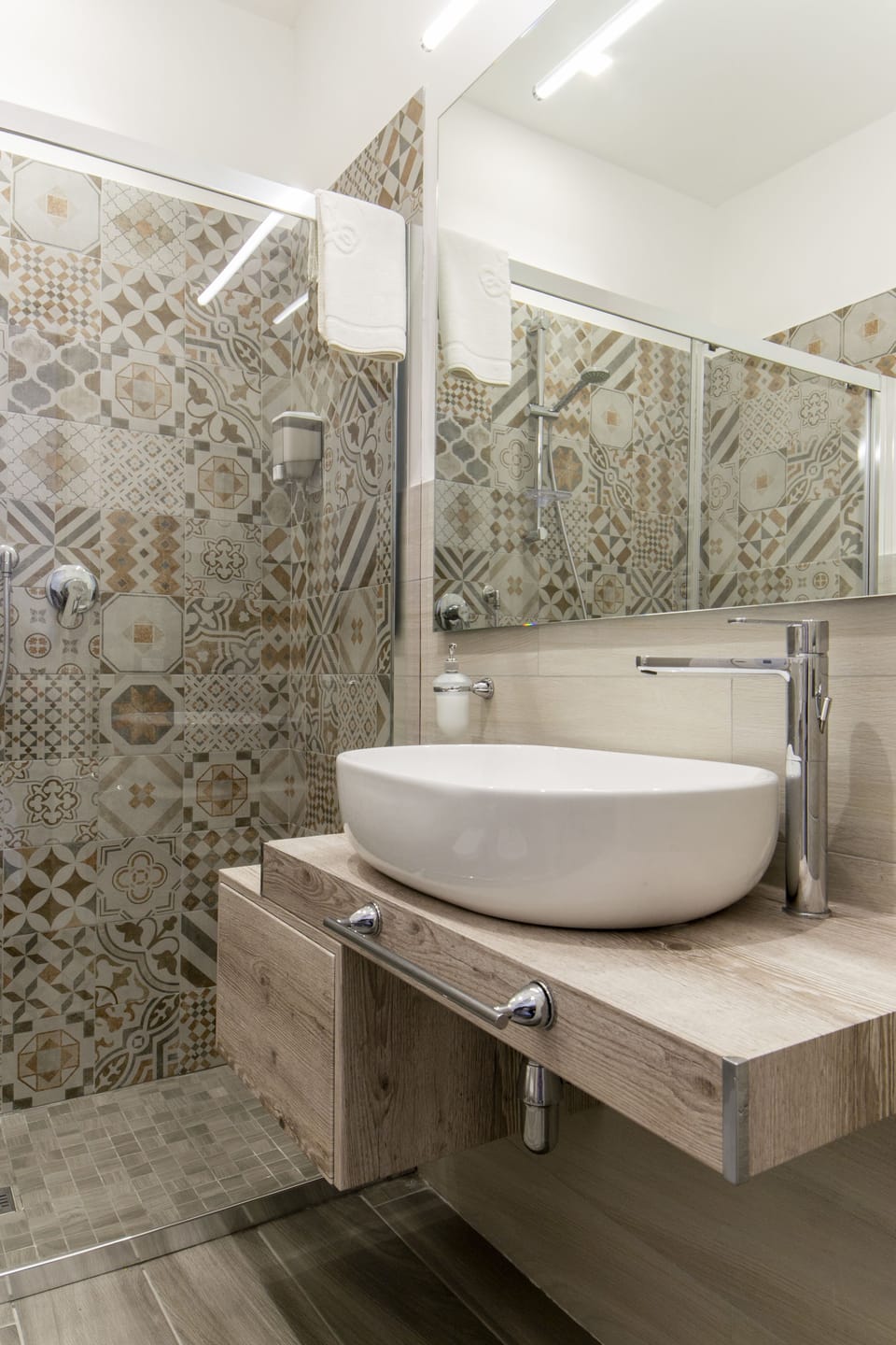 Deluxe Quadruple Room, City View (Stanza Acqua) | Bathroom | Shower, rainfall showerhead, hair dryer, bathrobes