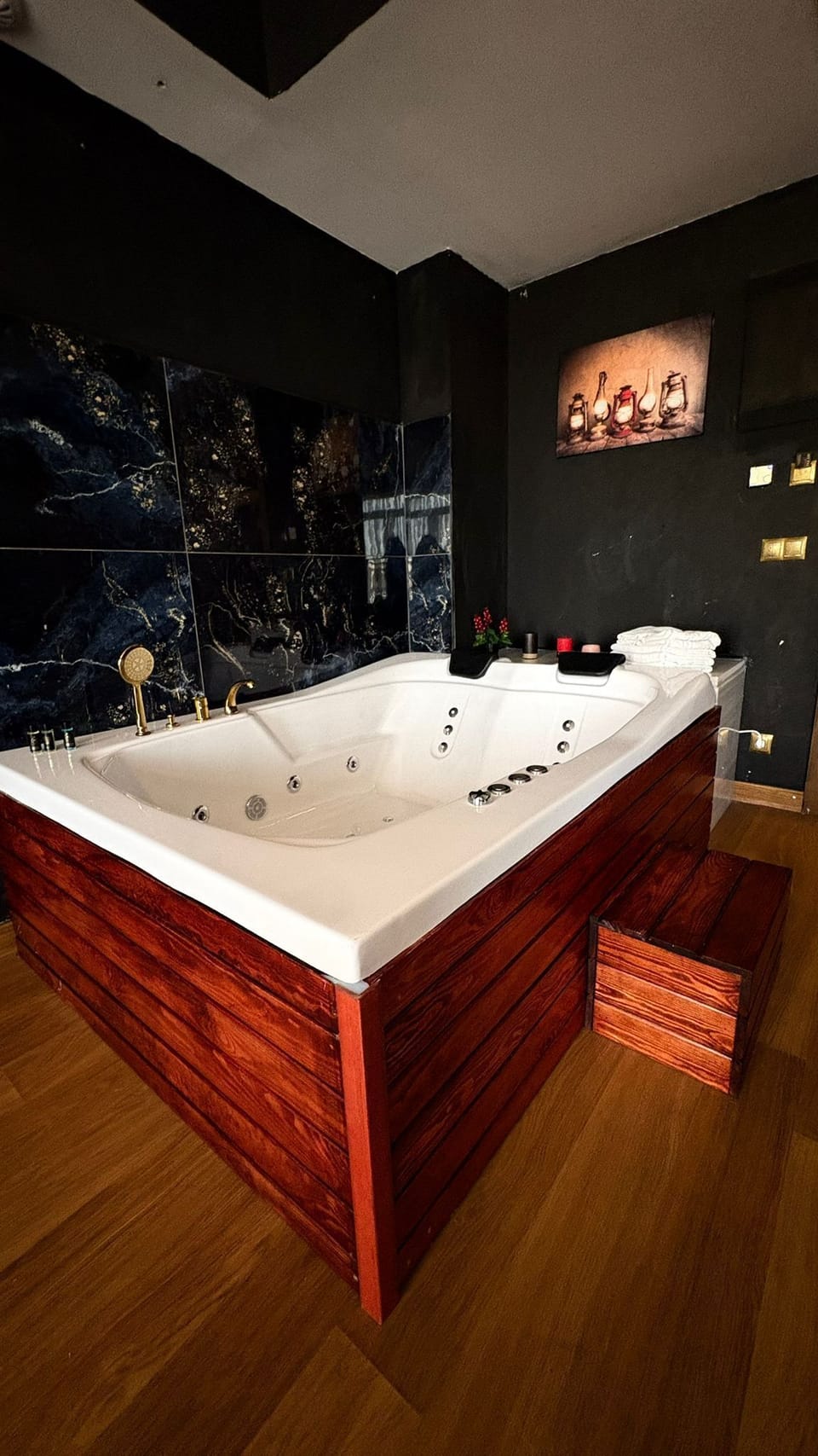 Luxury Double Room, Smoking, Bathtub | In-room safe, individually decorated, individually furnished, desk
