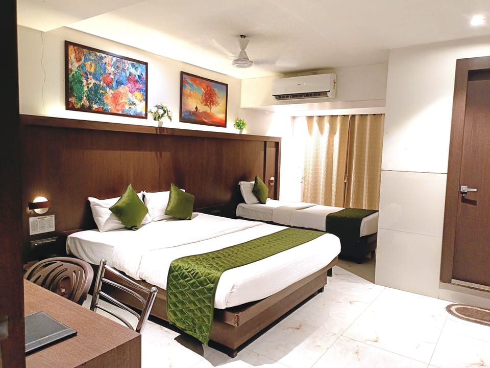 Super Deluxe Room | Desk, blackout drapes, free WiFi, bed sheets