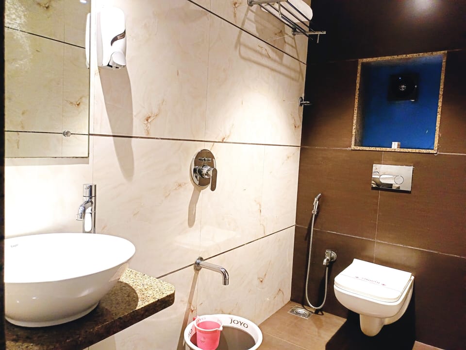 AC Deluxe Room | Bathroom | Shower, free toiletries, slippers, towels