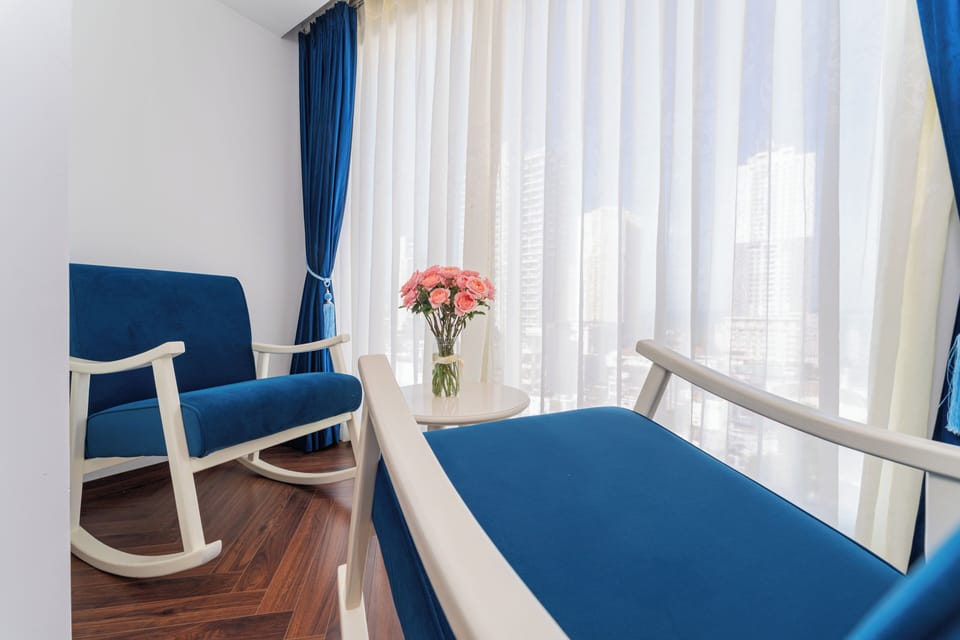 Prince Suite | Minibar, in-room safe, desk, blackout drapes