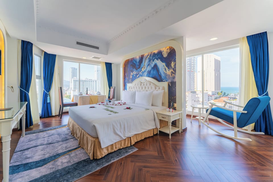 Prince Suite | Minibar, in-room safe, desk, blackout drapes