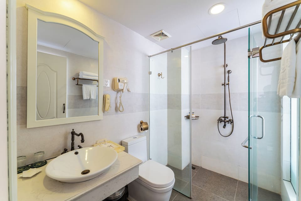 Superior Twin Room | Bathroom | Free toiletries, hair dryer, bathrobes, slippers