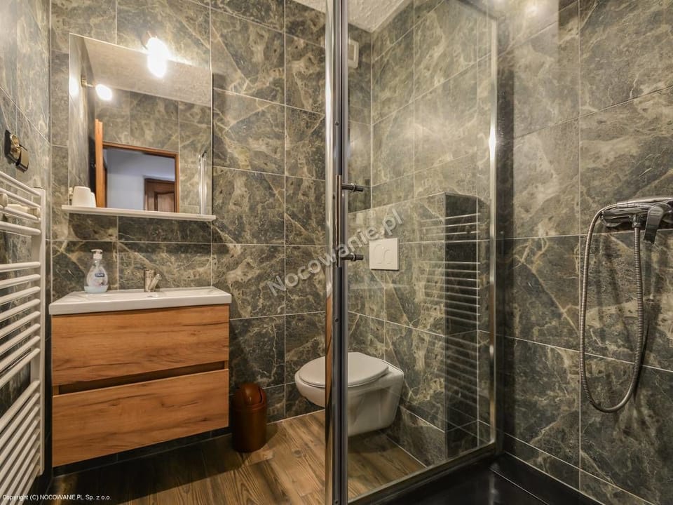 Family Apartment, Mountain View | Bathroom | Shower, free toiletries, towels, soap