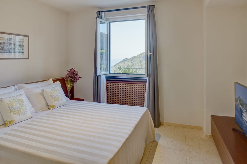 Superior Suite, 1 Bedroom, Sea View | Premium bedding, minibar, blackout drapes, soundproofing