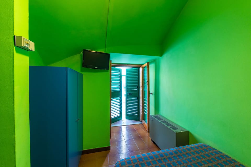 Desk, cribs/infant beds, bed sheets
