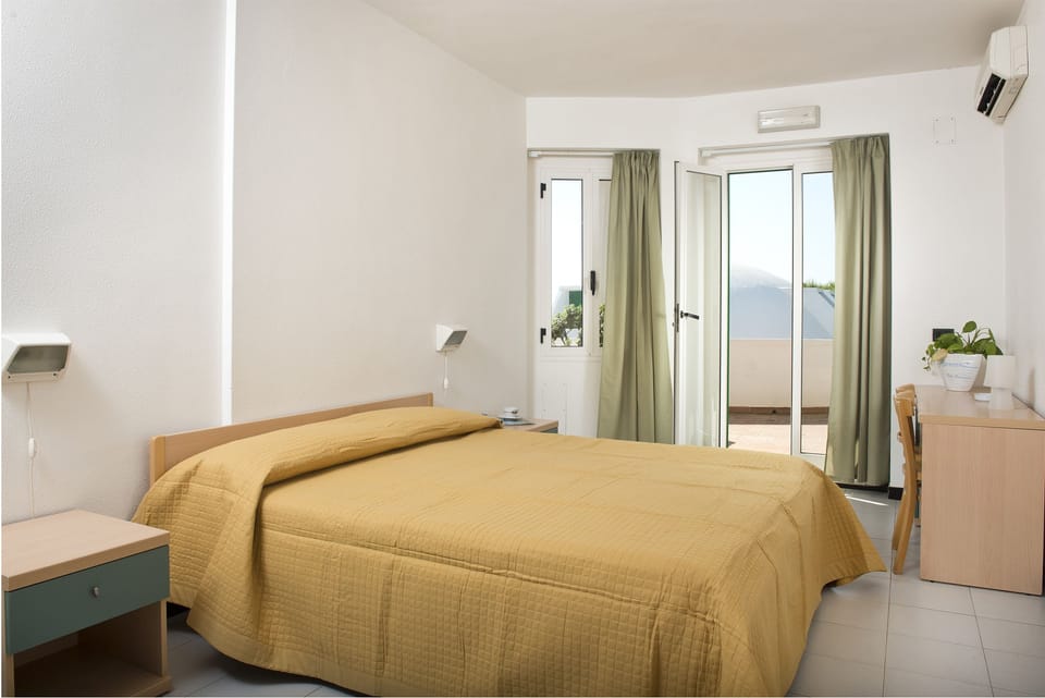 Desk, cribs/infant beds, bed sheets