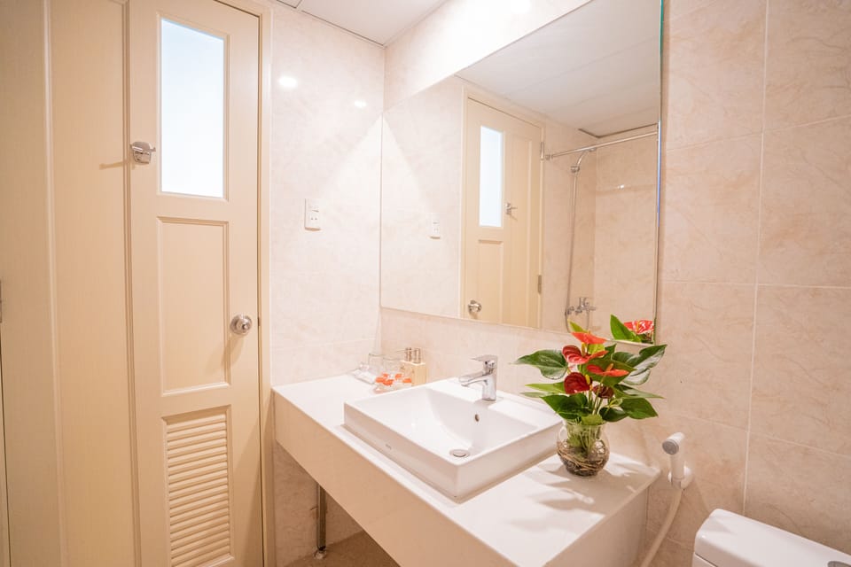 Deluxe Twin Room, Sea View | Bathroom | Shower, rainfall showerhead, free toiletries, hair dryer