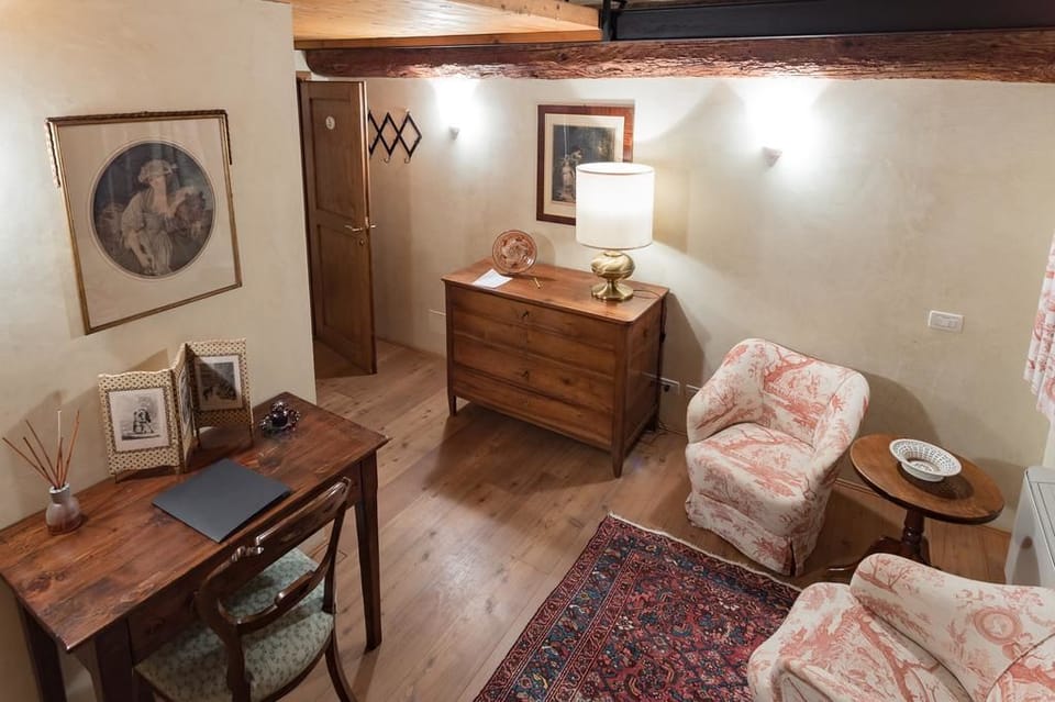 Deluxe Double Room | Living area