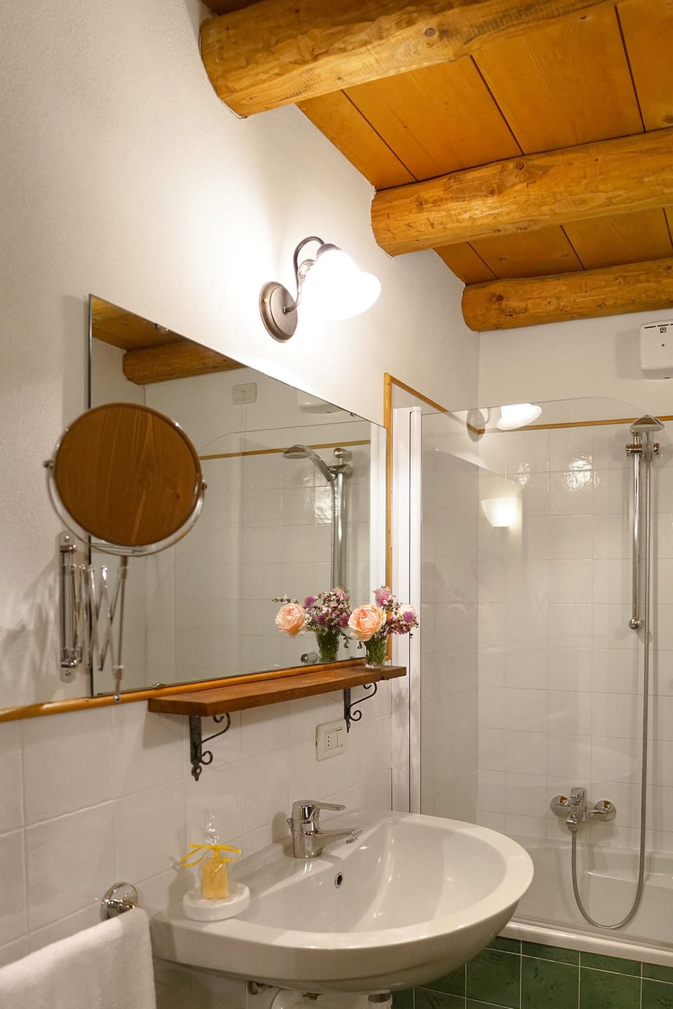 Family Quadruple Room | Bathroom | Free toiletries, hair dryer, bidet, towels